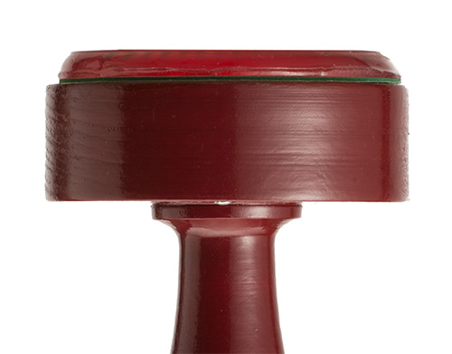 三宝印の印面部分を真横から撮影　樹脂の分厚さが分かるように撮影しました。